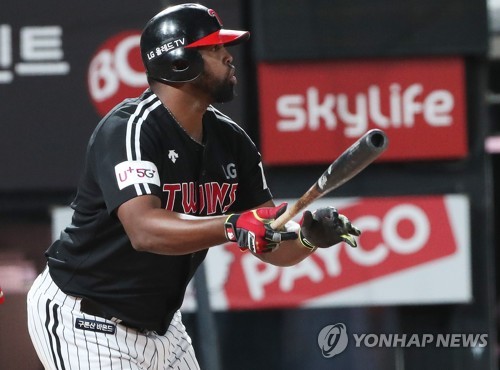 '페게로 3타점 ' LG, kt 꺾고 4연승…가을야구 확정