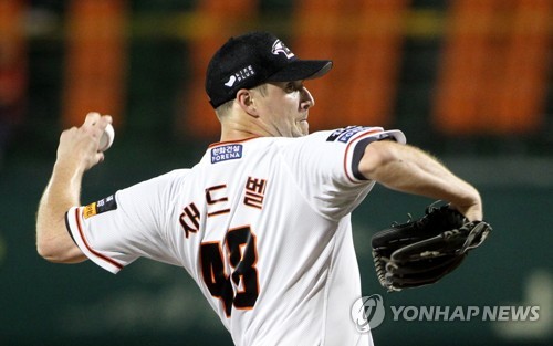 한화 채드벨, 퍼펙트 깨진 뒤 실수한 오선진에게 다가간 사연