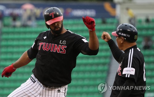 '홍창기 4안타' LG, 백업 선수 주축으로 kt 제압