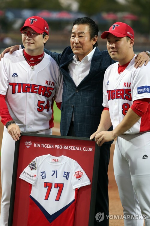 김기태 전 KIA 감독, 광주서 작별 인사…퇴임 감독 첫 송별회