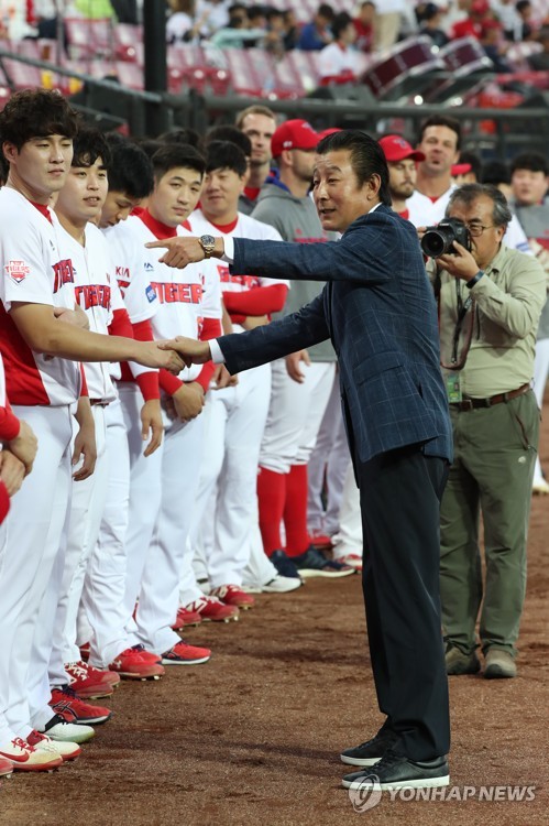 김기태 전 KIA 감독, 광주서 작별 인사…퇴임 감독 첫 송별회