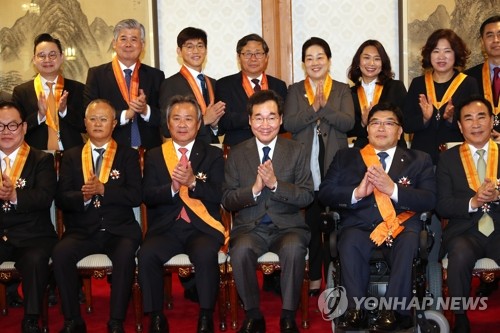 이총리, 평창올림픽 유공자 포상…가장 성공적인 동계올림픽