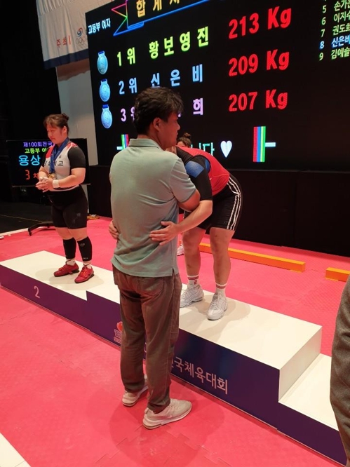 아들·딸에 메달 걸어주며 울컥…역도가 준비한 감동의 시상식