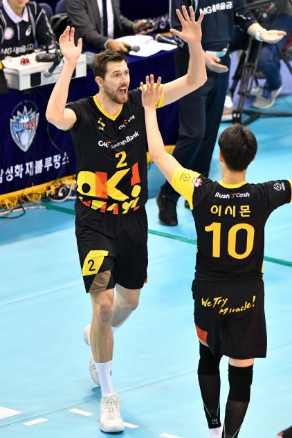 프로배구 KB손해보험, 어깨 부상 산체스 내보내고 브람 영입