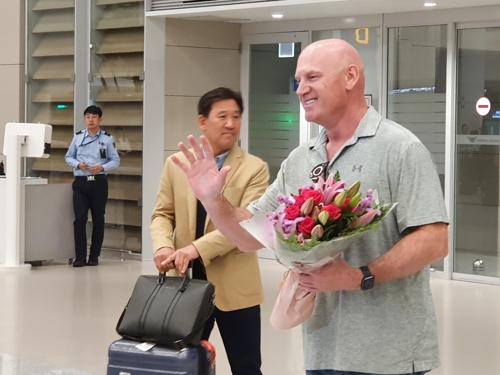 윌리엄스 KIA 감독 입국…준비된 팀을 만들겠다
