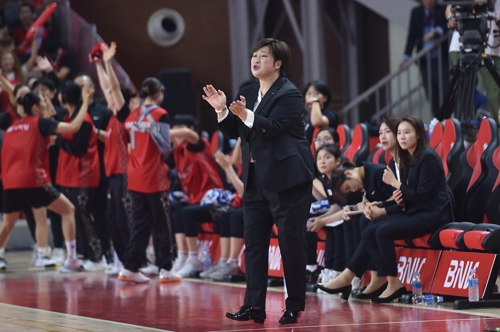 유영주 BNK 감독 경기 도중 회장님 악수, 관심과 사랑이죠