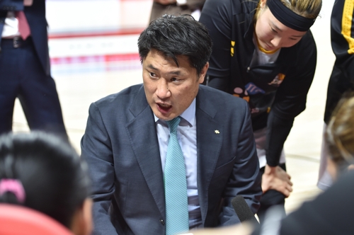 유영주 BNK 감독 경기 도중 회장님 악수, 관심과 사랑이죠
