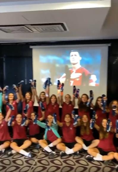 호날두, 포르투갈 U-17 女대표팀에 축구화 '깜짝 선물'