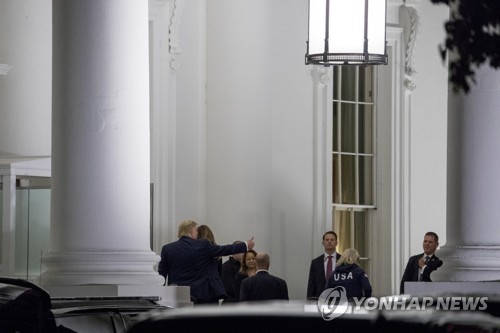 트럼프, 월드시리즈 찾았다가 야유받아…탄핵 구호까지