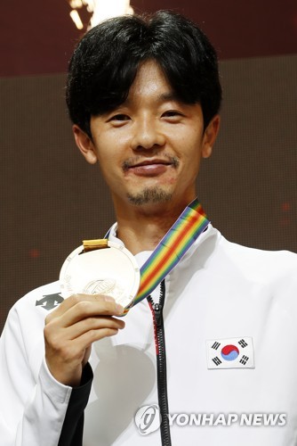 김현섭, 8년만에 받은 동메달…2011 세계선수권 20㎞경보 시상식