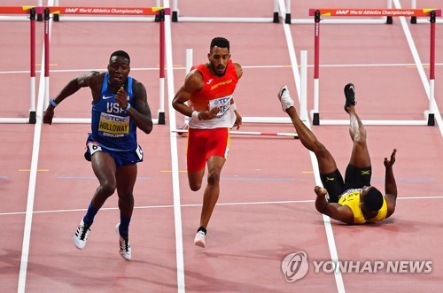 -세계육상- 넘어진 디펜딩 챔피언…홀러웨이, 남자 110ｍ허들 우승