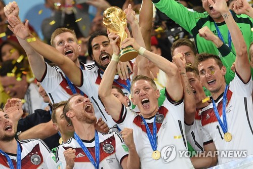 전 독일축구 대표 슈바인슈타이거 은퇴…드디어 때가 왔다