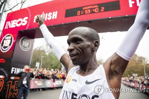 '마라톤 최초 서브 2' 킵초케, IAAF 올해의 선수 후보로
