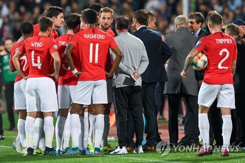유로축구 예선서 잉글랜드 선수 향한 '인종차별 논란'