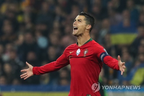 호날두, 포르투갈 U-17 女대표팀에 축구화 '깜짝 선물'