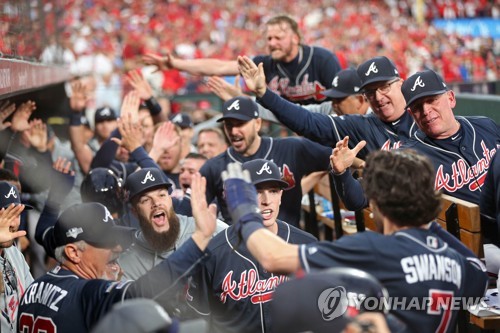 MLB 애틀랜타, 9회 2사 후 극적인 뒤집기…18년 만의 NLCS 눈앞