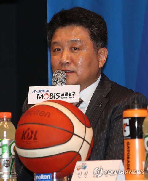 전자랜드 유도훈 감독, KBL 최초로 경기 중 마이크 착용