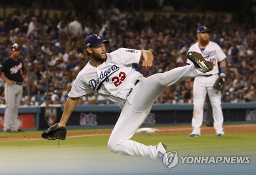 류현진만 믿는 다저스…팀 동료 터너는 태극기 모자 쓰고 인터뷰