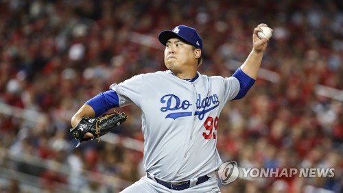 류현진 '다저스 살렸다'…5이닝 2실점 호투로 PS 통산 3승