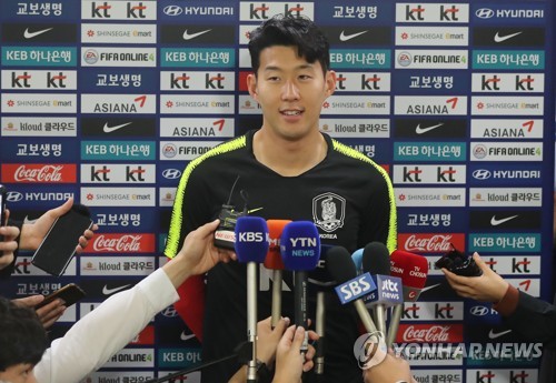 황희찬 지켜본 '캡틴' 손흥민의 뿌듯함…더 성장할 선수