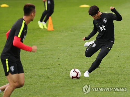 황희찬 지켜본 '캡틴' 손흥민의 뿌듯함…더 성장할 선수