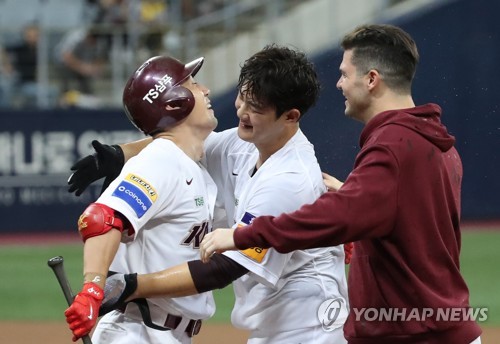 '극적인 동점타' 키움 서건창 모두가 합심해 이뤄낸 승리