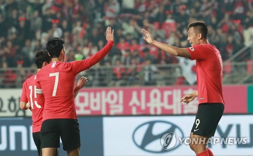 발로 2골 머리로 2골…해트트릭 김신욱 '밀집수비 파괴자!'(종합)
