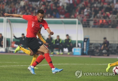 발로 2골 머리로 2골…해트트릭 김신욱 '밀집수비 파괴자!'(종합)