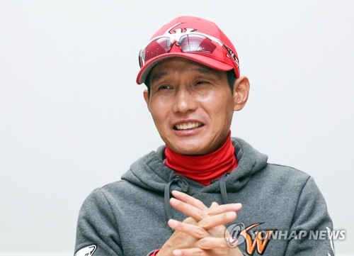 염경엽 SK 감독 PO 2차전 전략 먼저 키움 막고, 점수 뽑는다