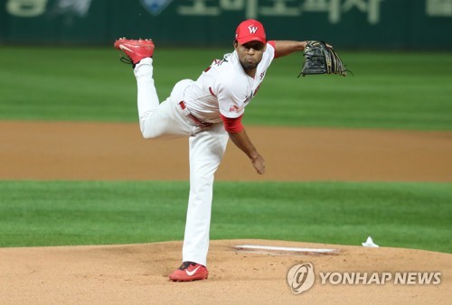 'PS 첫 선발' 산체스, 5회 못 넘기고 조기강판…SK, 악재 거듭