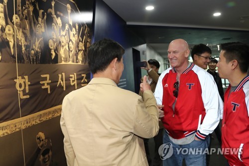 윌리엄스 KIA 감독 입국·홈구장도 방문…준비된 팀 만들겠다(종합)