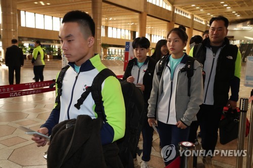 北통신 주니어역도대회 선수단들 평양 도착…한국 언급은 없어