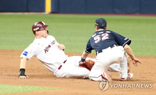 수비 실책→계투 실패→주루사…벼랑 끝에 몰린 키움(종합)