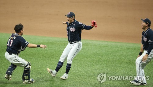 두산, 우승 기념 '셀카 세리머니'…키움에는 '90도 인사'