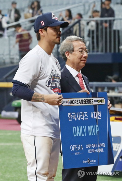 버티고 버틴 시즌…최고의 순간에 빛난 주장 오재원