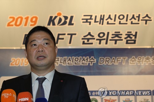 신인 1순위 지명 '행운' 현주엽 LG 감독 이제 운 좀 트였으면