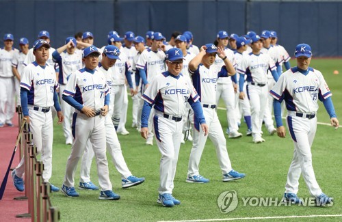 건우야, 무리하지 마…김경문 감독, 선수 전원 합류에 '활짝'