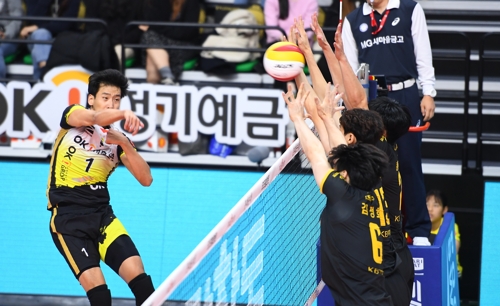 '송명근·조재성 17점씩' OK저축은행, 혈전 승리…KB는 8연패(종합)