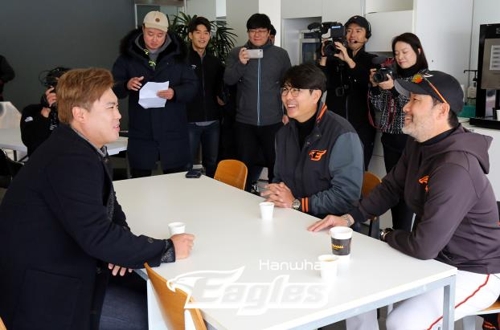 류현진, '친정' 한화 훈련장 깜짝 방문…반가워요