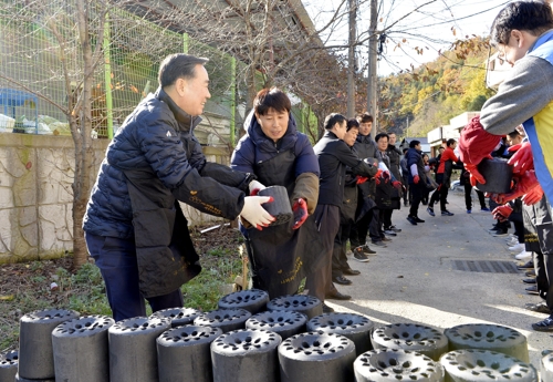 프로축구 포항, 신한카드와 '사랑의 연탄' 배달