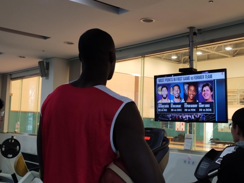 KBL 데뷔 앞둔 NBA 신인왕 오카포 한국에서 프로 첫 우승