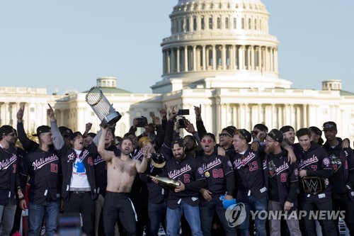 '하퍼 없어도 WS 우승했어!' 워싱턴팬들 유니폼 재활용