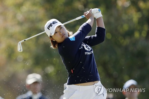 스즈키, 일본여자골프 3주 연속 우승…신지애, 상금랭킹 2위로