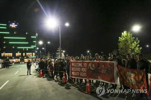 유로예선서 인종차별 당한 잉글랜드, 코소보에선 격한 환영받아
