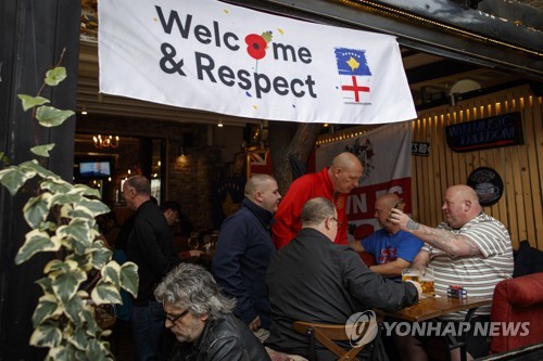 유로예선서 인종차별 당한 잉글랜드, 코소보에선 격한 환영받아