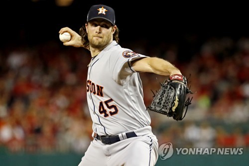 MLB FA 최대어 콜 '보라스 모자' 쓰고 팬에게 '작별' 인사