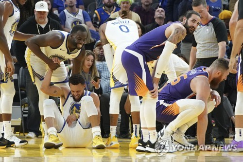 NBA 커리, 손목 수술 받고 3개월 결장