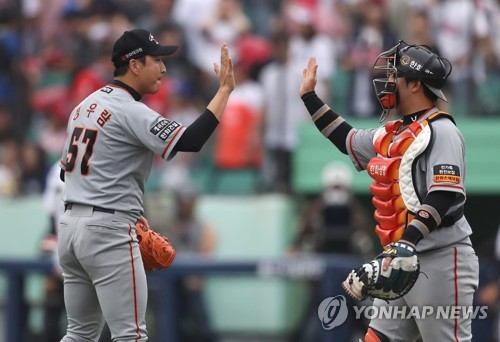 '한화와 FA 잔류계약' 정우람 성훈이 생각에 웃을 수 없었어요