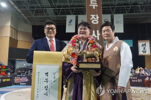 장성우, 모래판 평정…실업 무대 첫해 천하장사로 '우뚝'