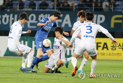 수원, 코레일과 FA컵 결승 1차전서 0-0 '헛심 공방'